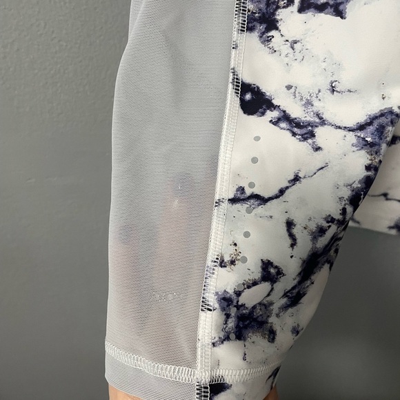 Old Navy Active Powersoft Print Crop Leggings in Small. GapFit Strappy Top in XS - Picture 3 of 16